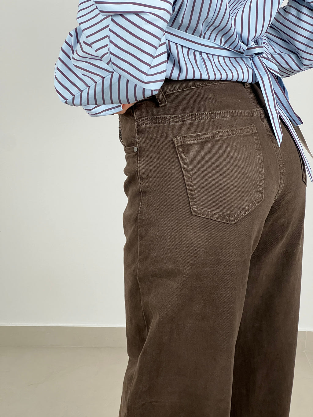 Jeans Ballon chiusura ad incrocio col. Marrone