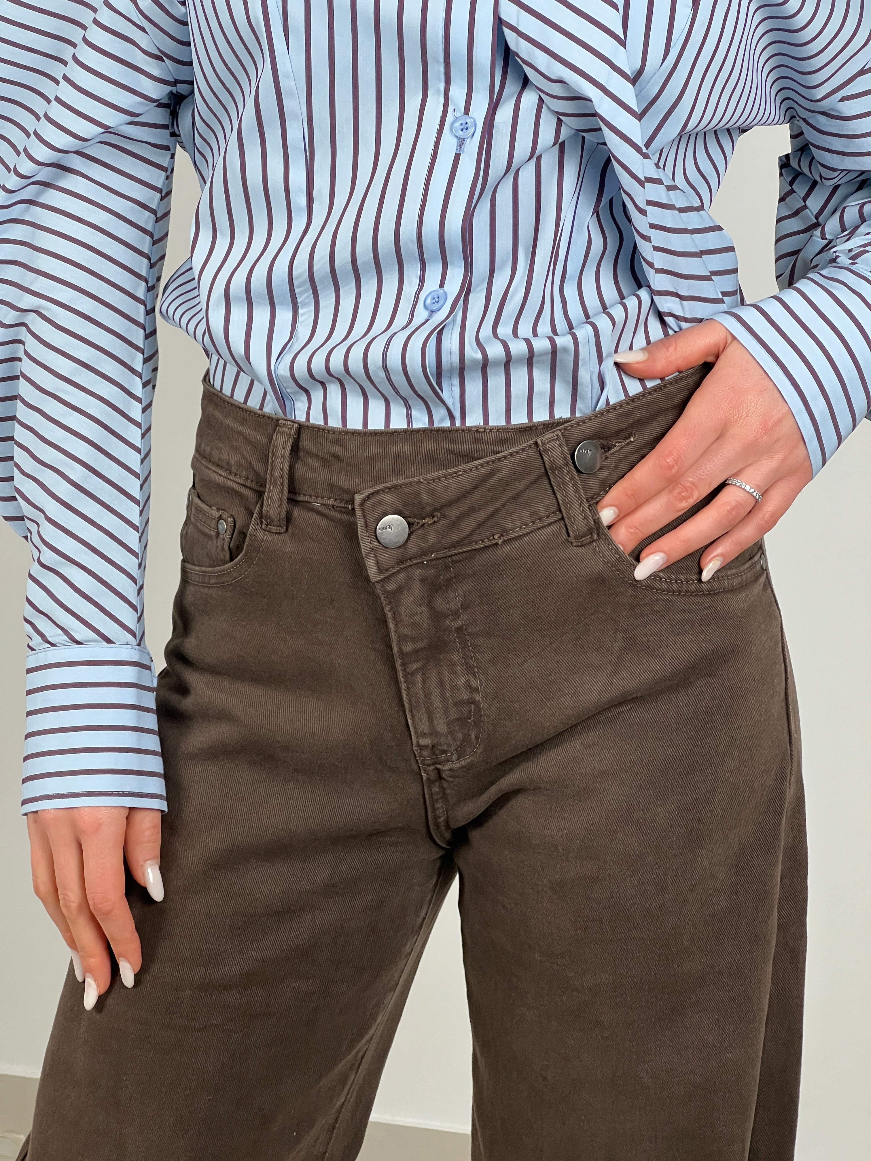 Jeans Ballon chiusura ad incrocio col. Marrone