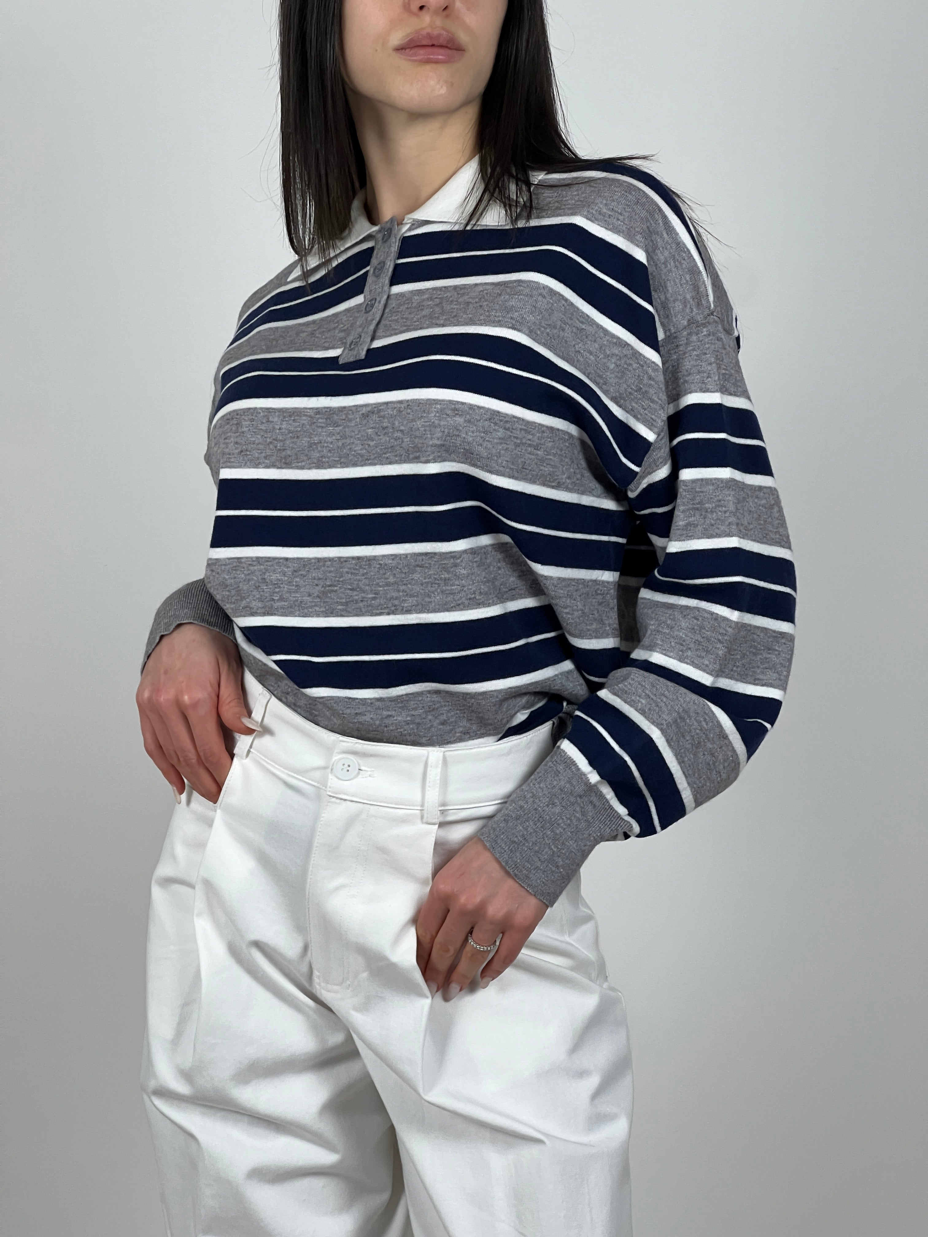 Polo manica lunga in filato a righe col. Grigio