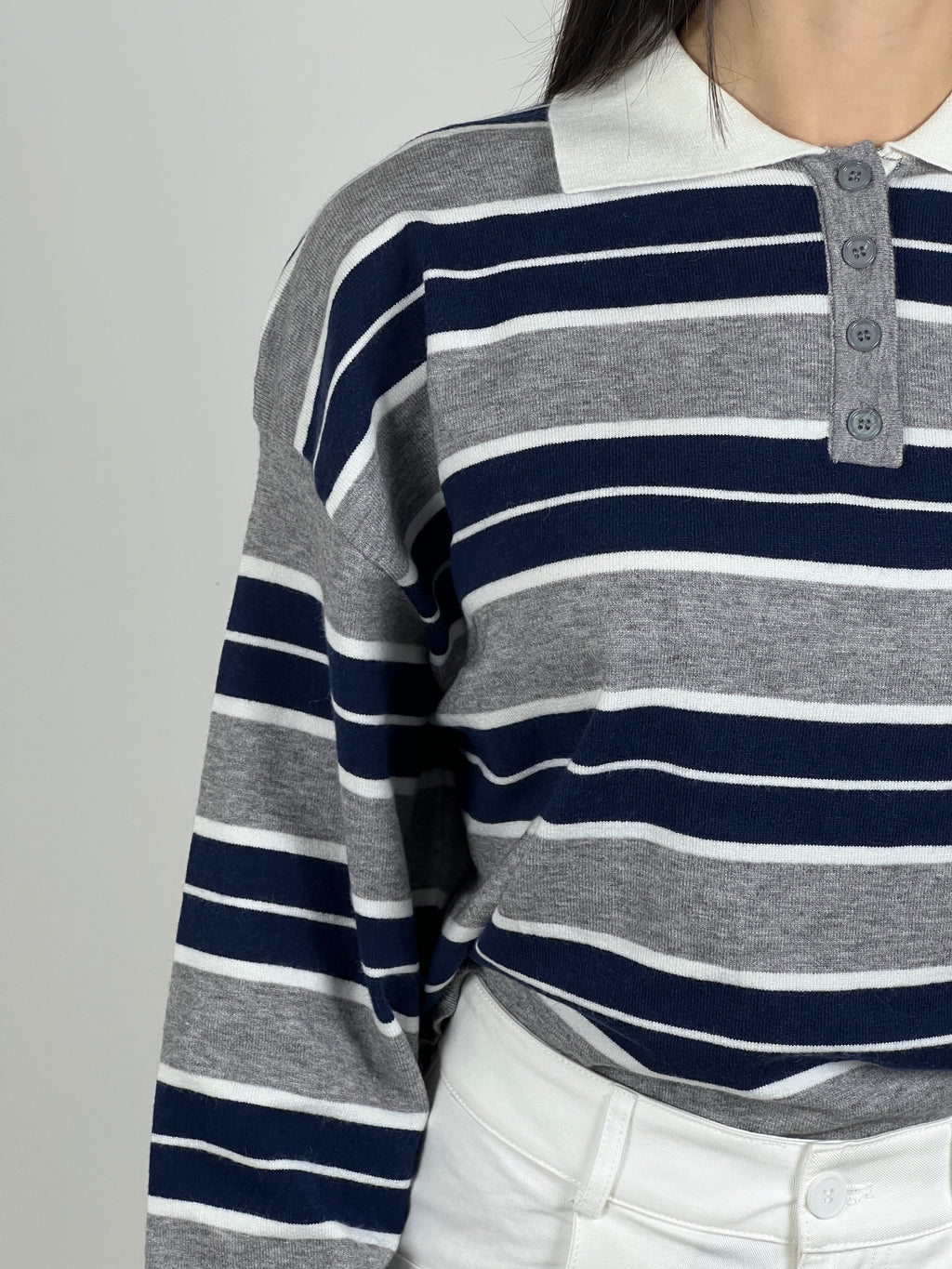 Polo manica lunga in filato a righe col. Grigio