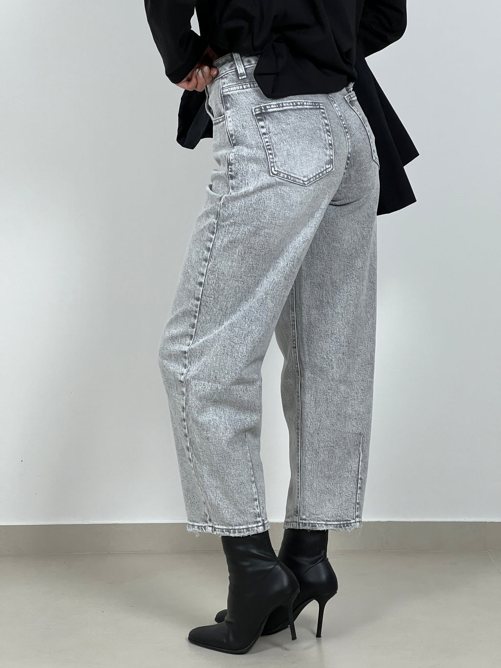 Jeans mom fit lavaggio basic col. Grigio