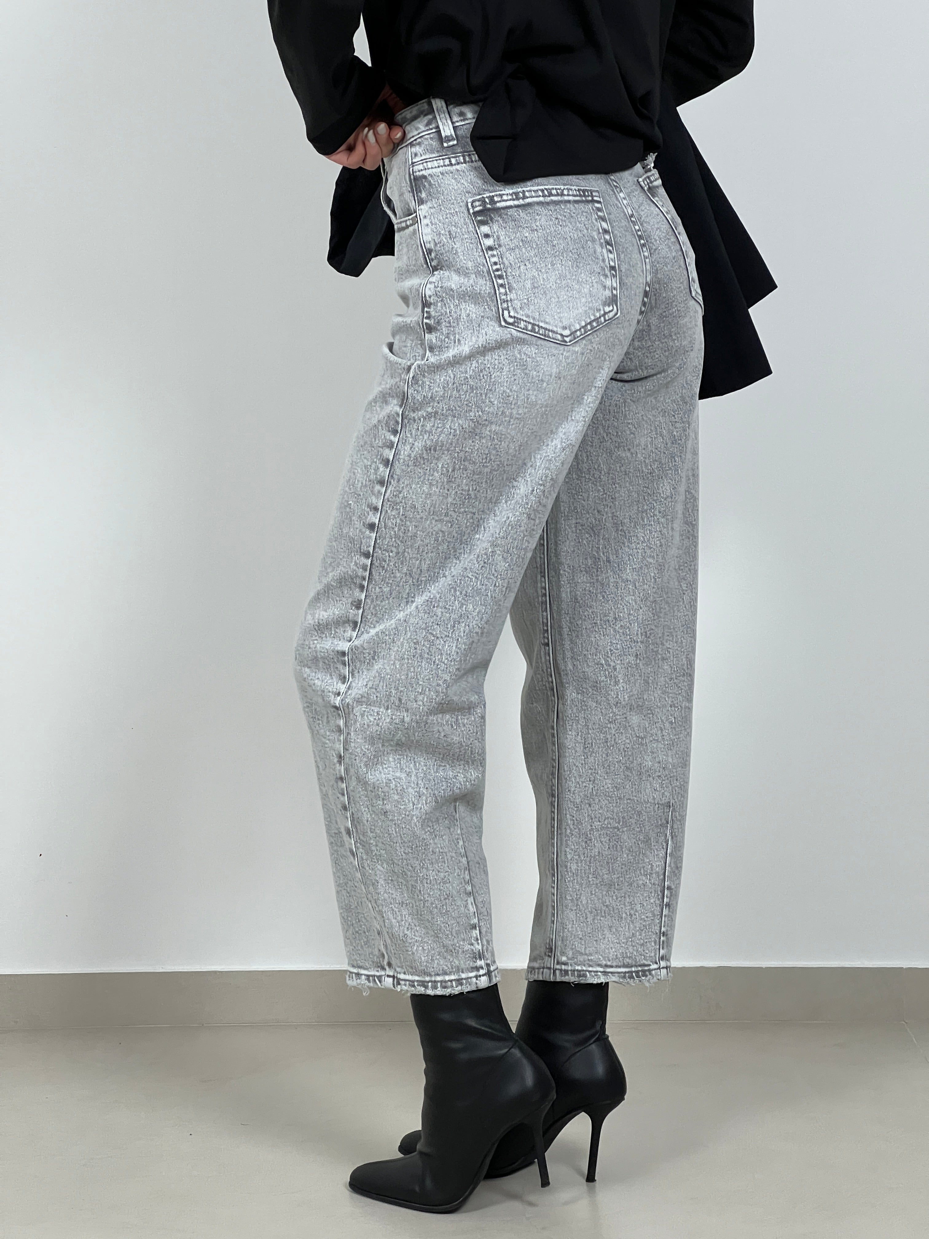 Jeans mom fit lavaggio basic col. Grigio