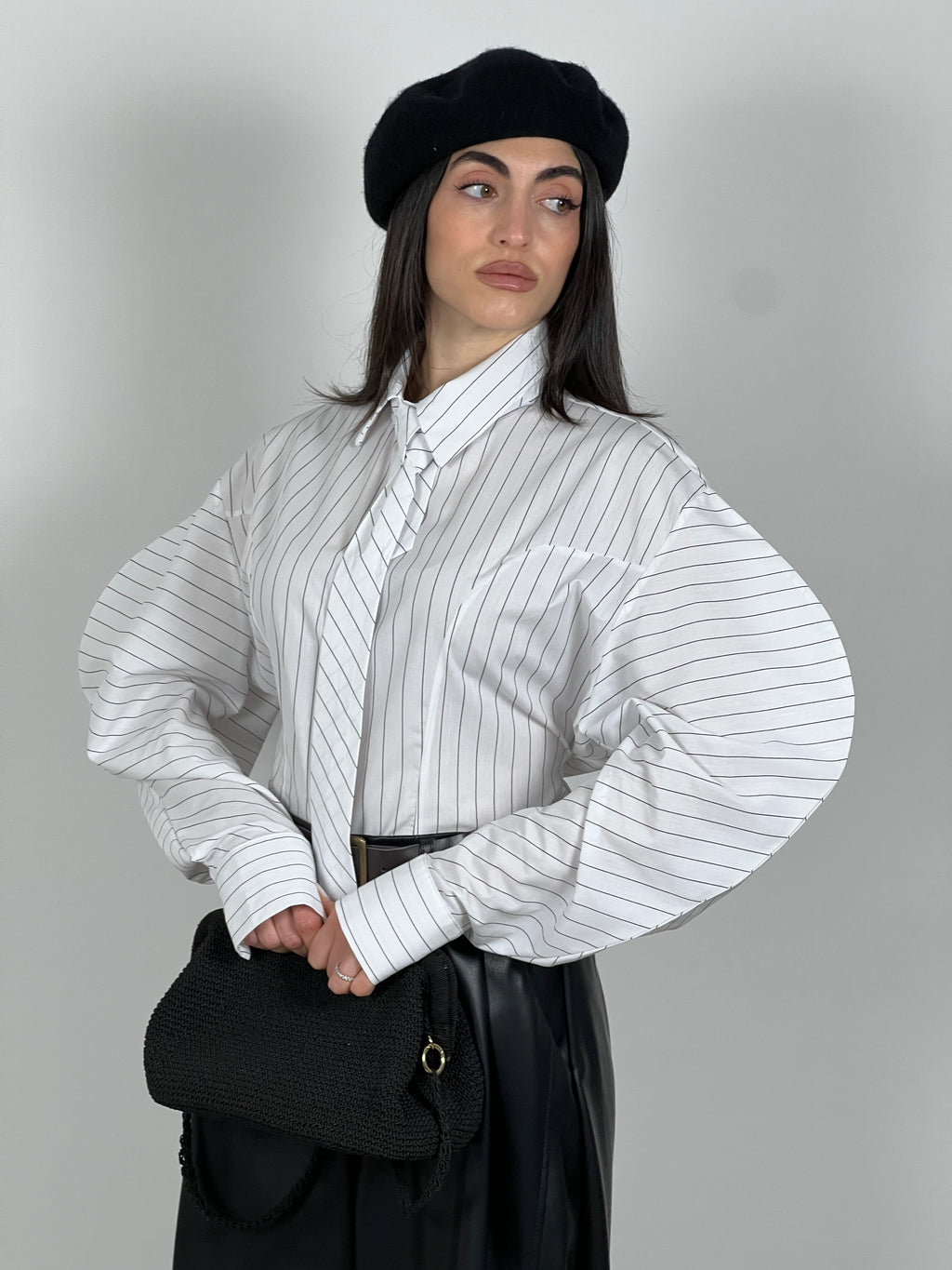 Camicia gessata con cravattino col. Bianco