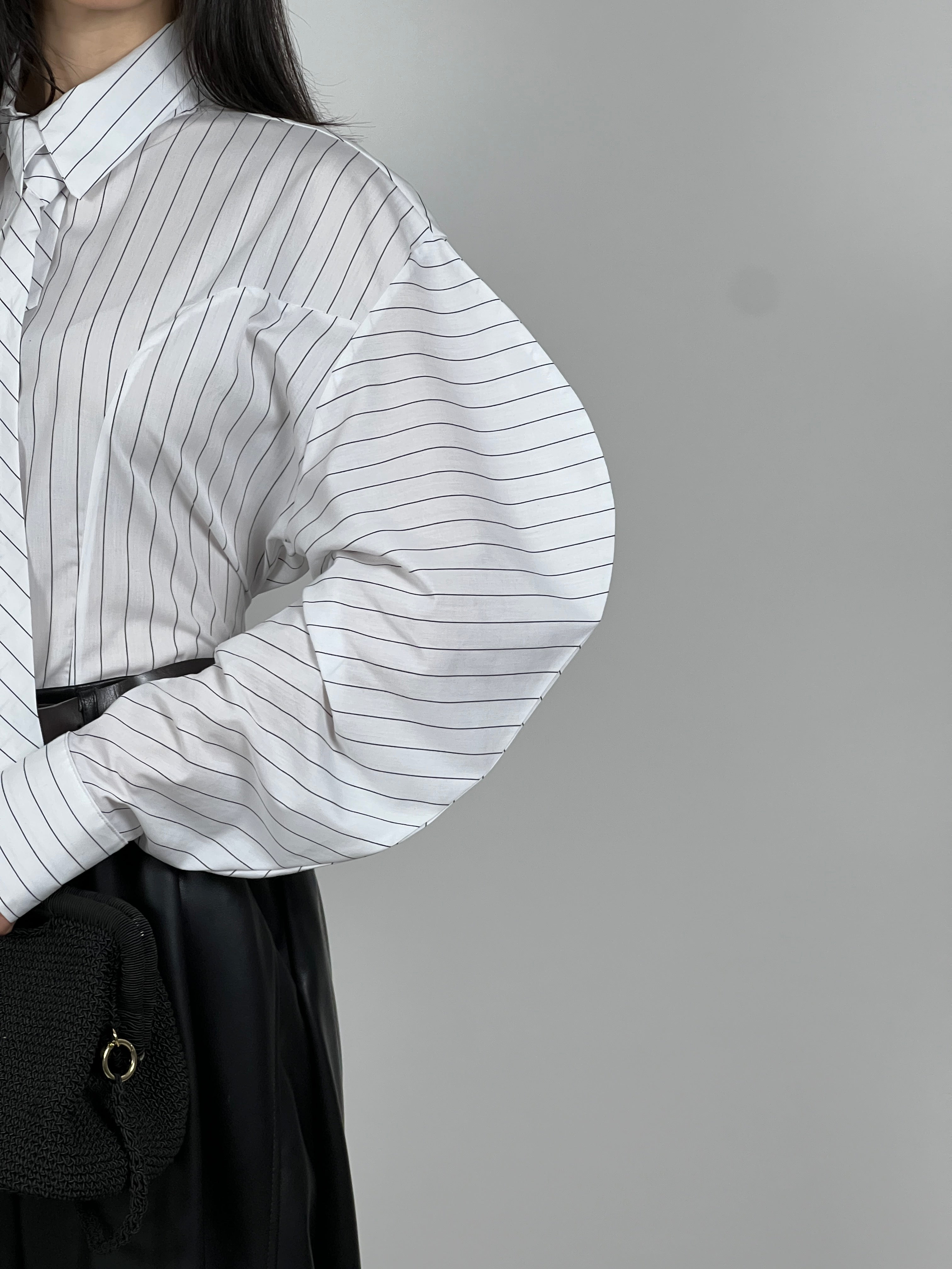 Camicia gessata con cravattino col. Bianco