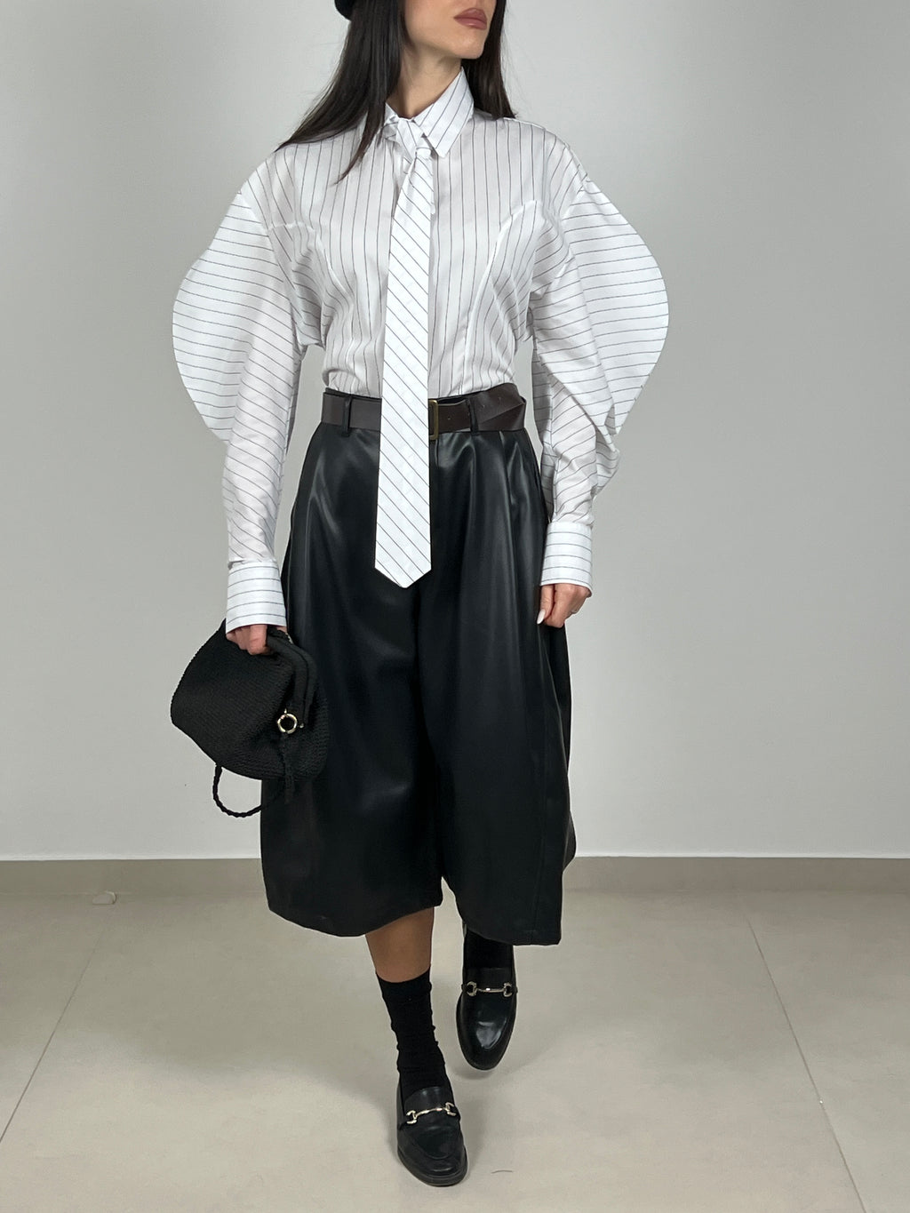 Camicia gessata con cravattino col. Bianco