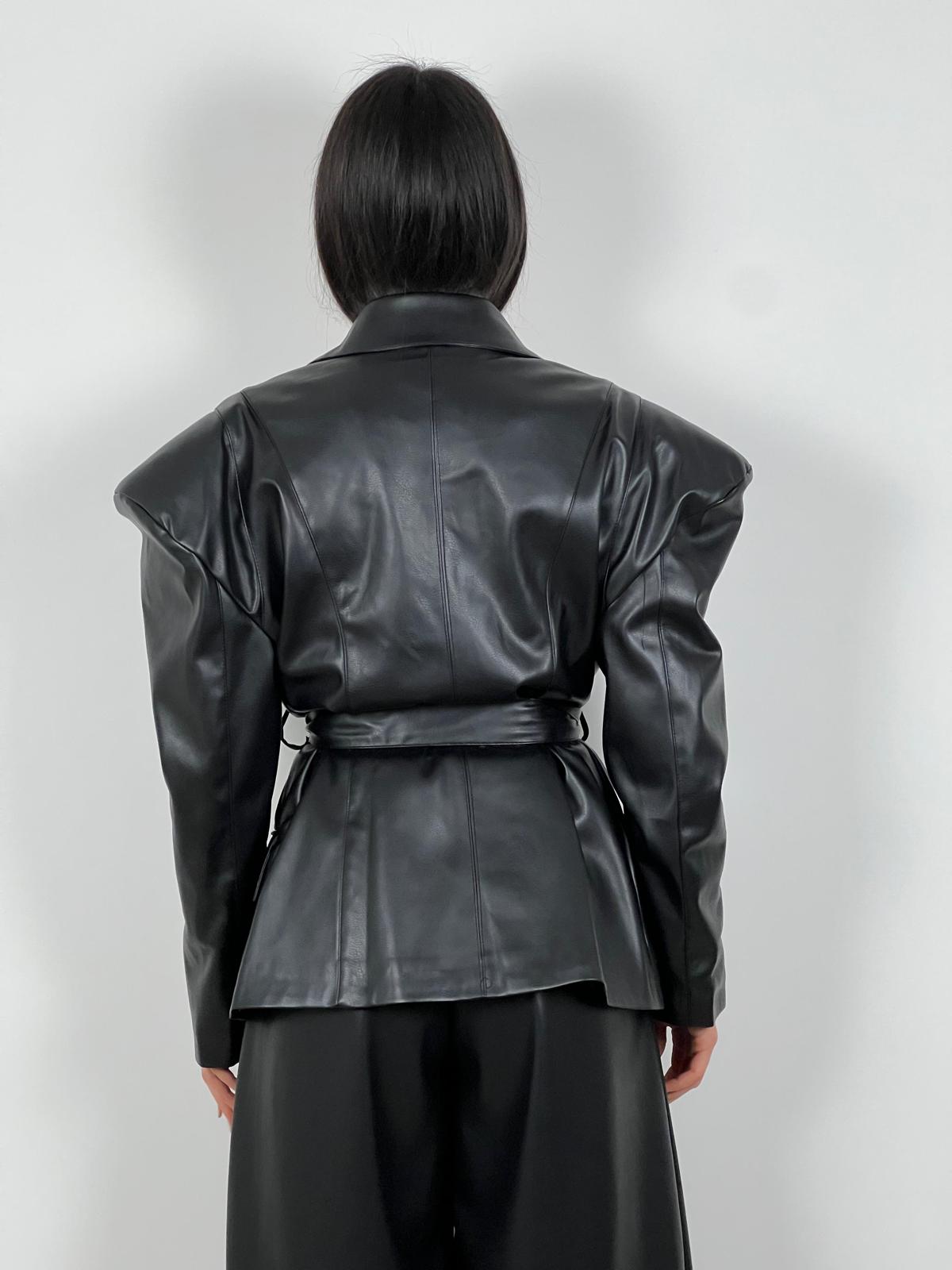 Blazer con spalline ampie e cintura col. Nero