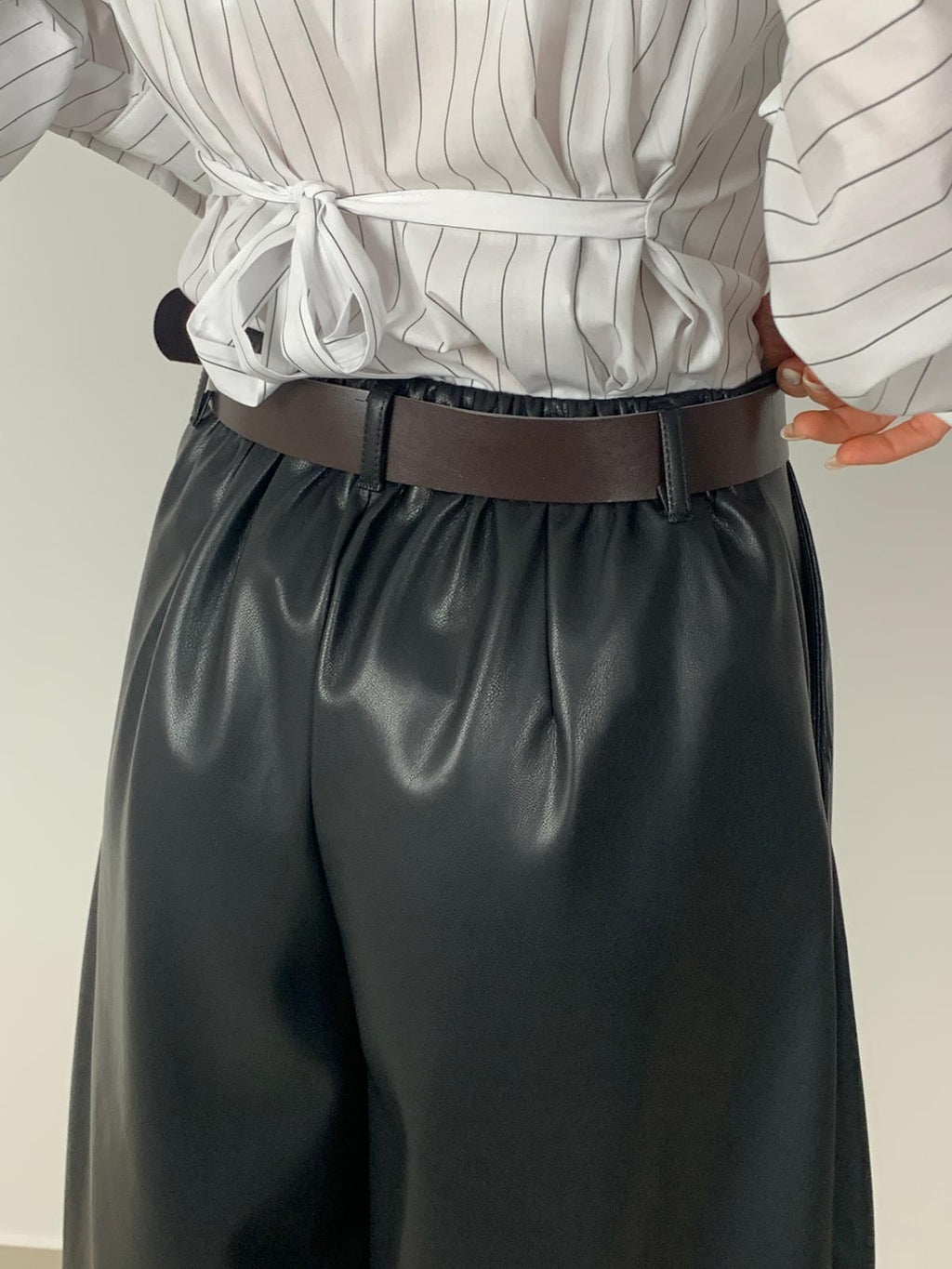 Bermuda simil pelle con cintura col. Nero