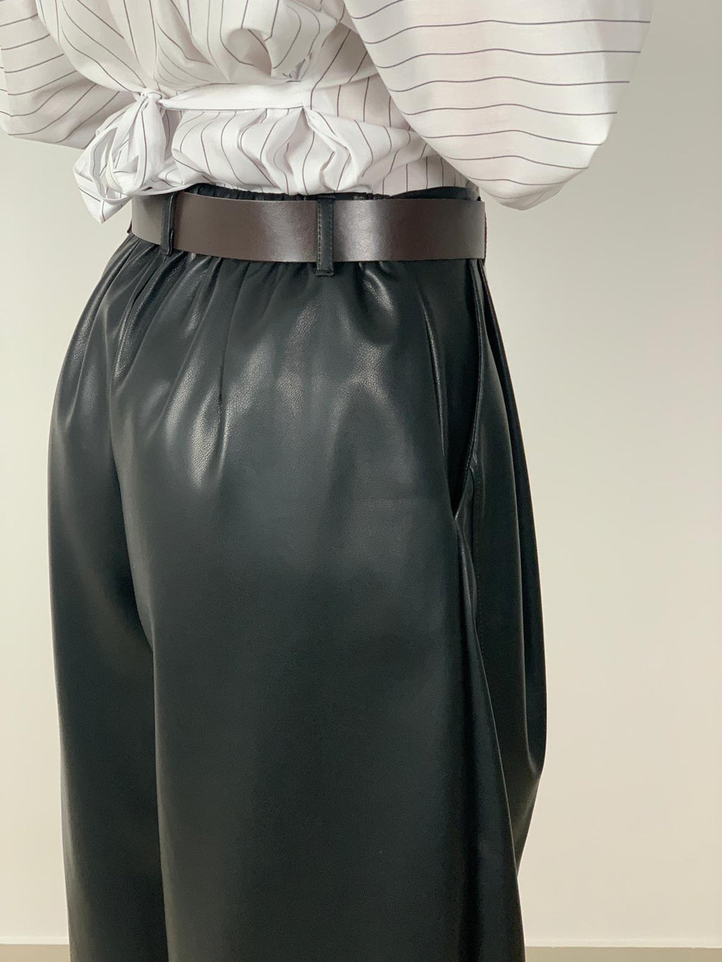 Bermuda simil pelle con cintura col. Nero