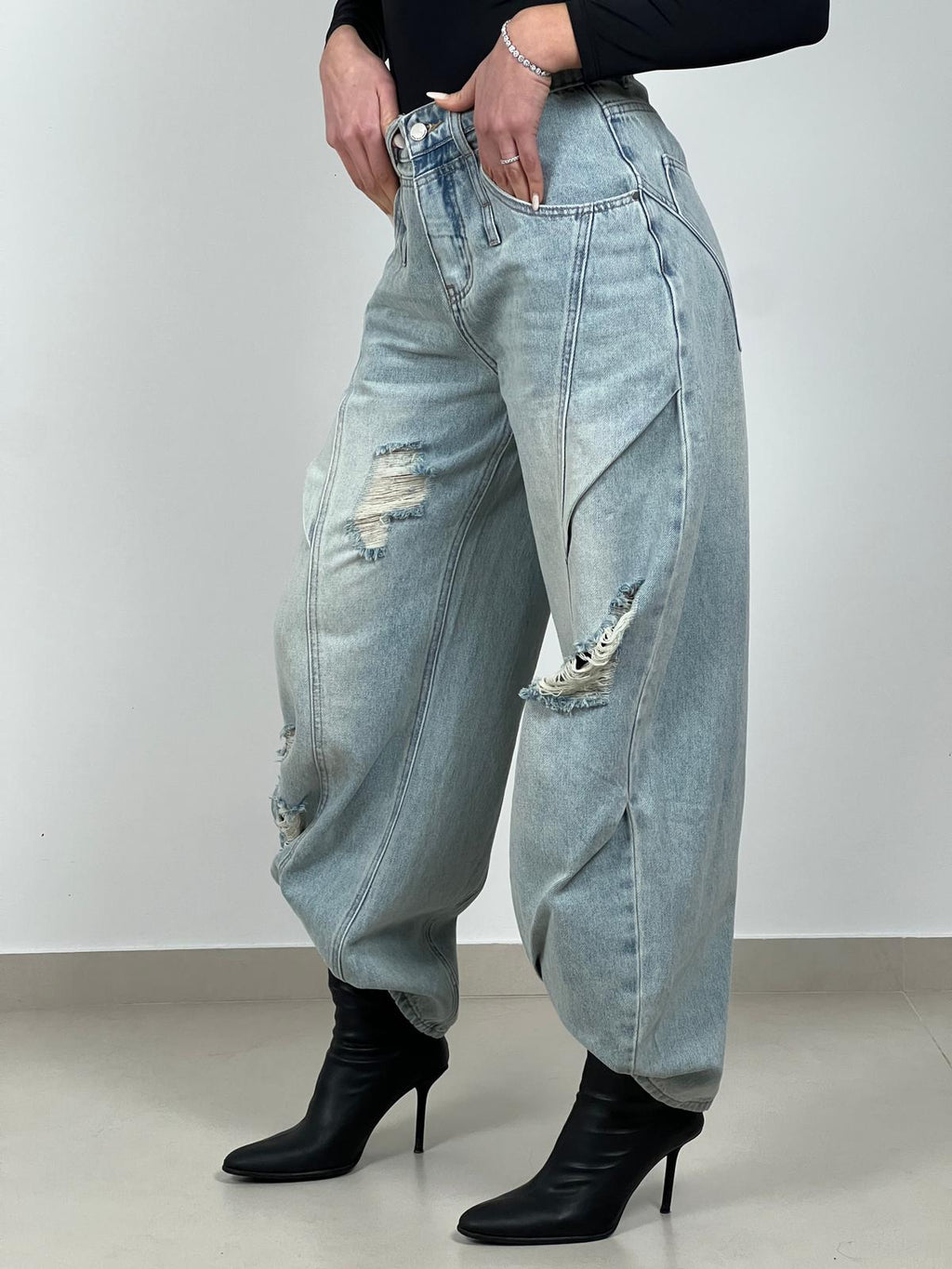 Jeans Barrel con drappeggi col. Denim