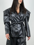 Blazer con spalline ampie e cintura col. Nero