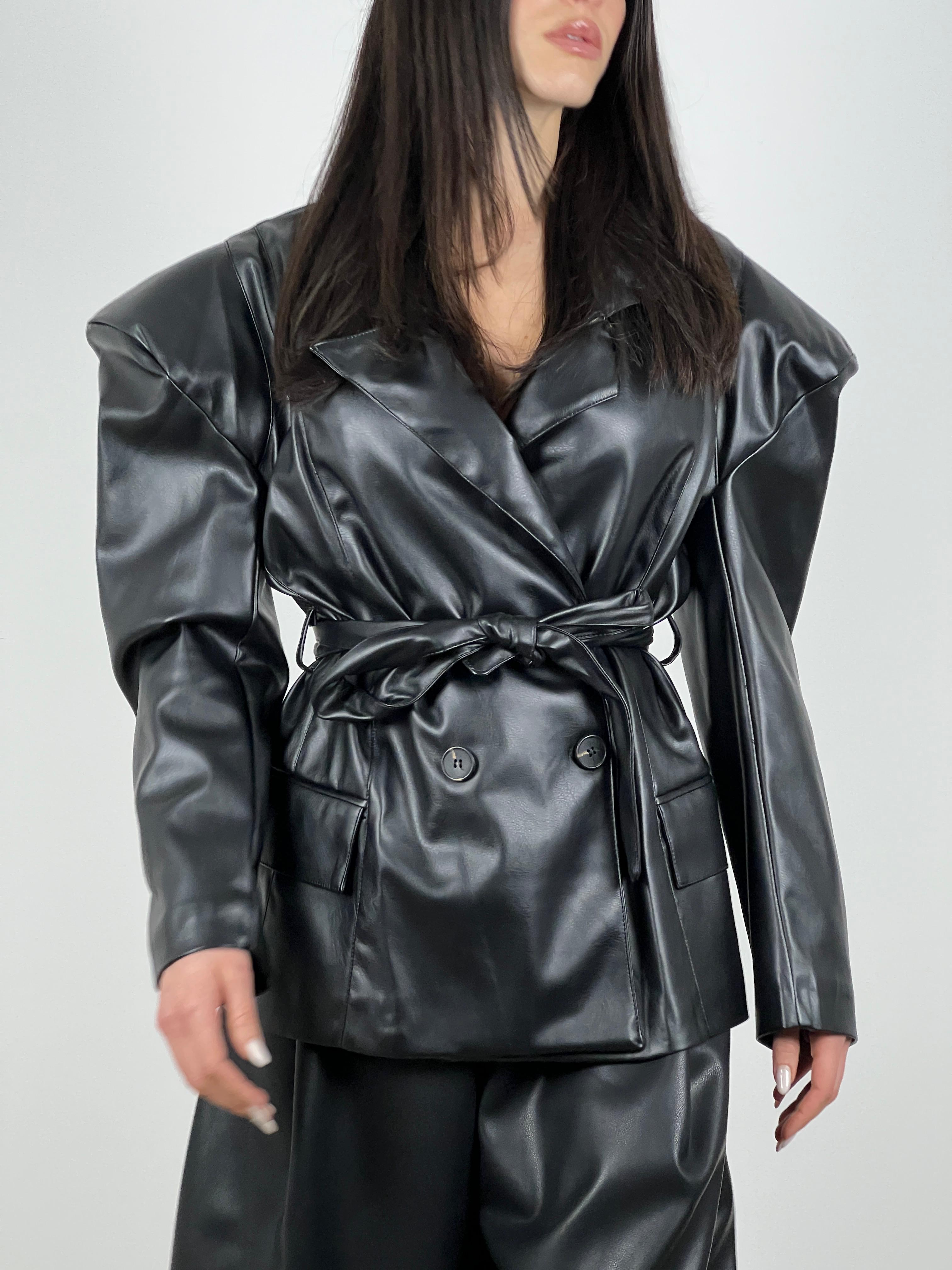 Blazer con spalline ampie e cintura col. Nero